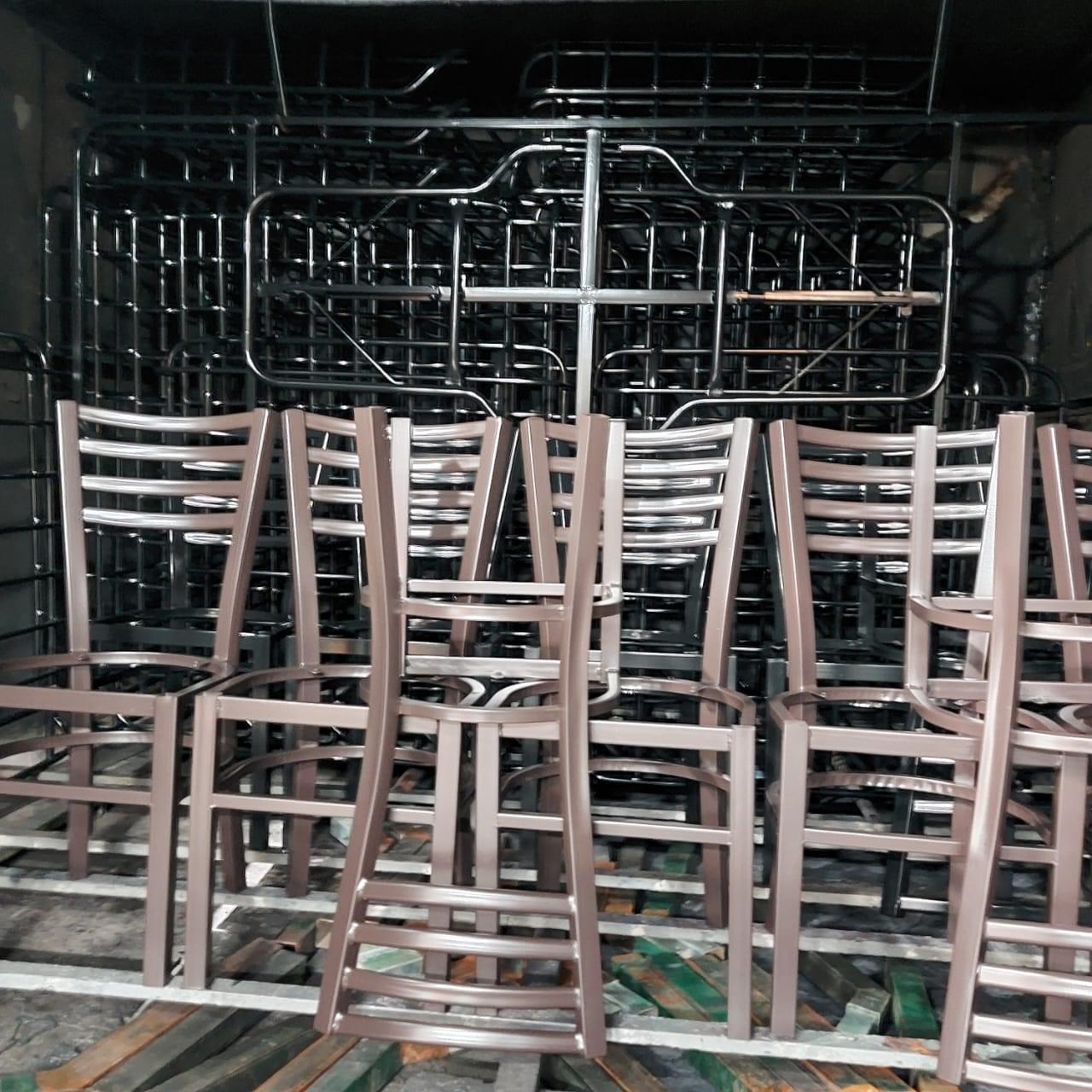 Trabajo de pintura electrostática en pieza metálica