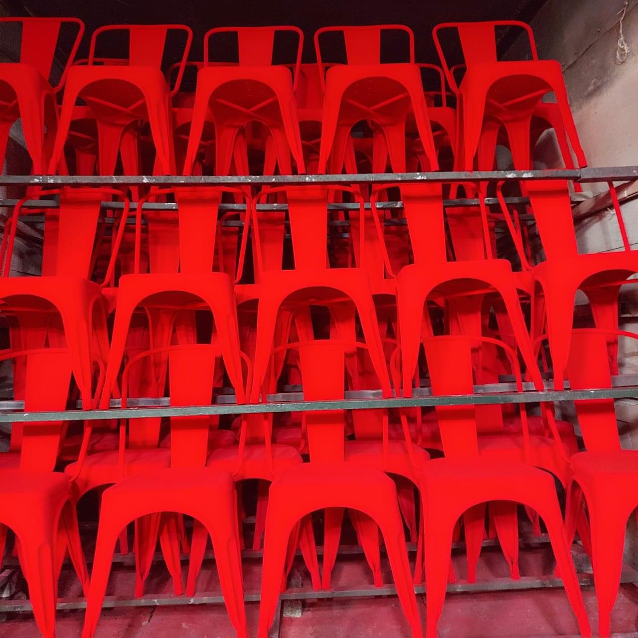 Trabajo industrial con pintura electrostática