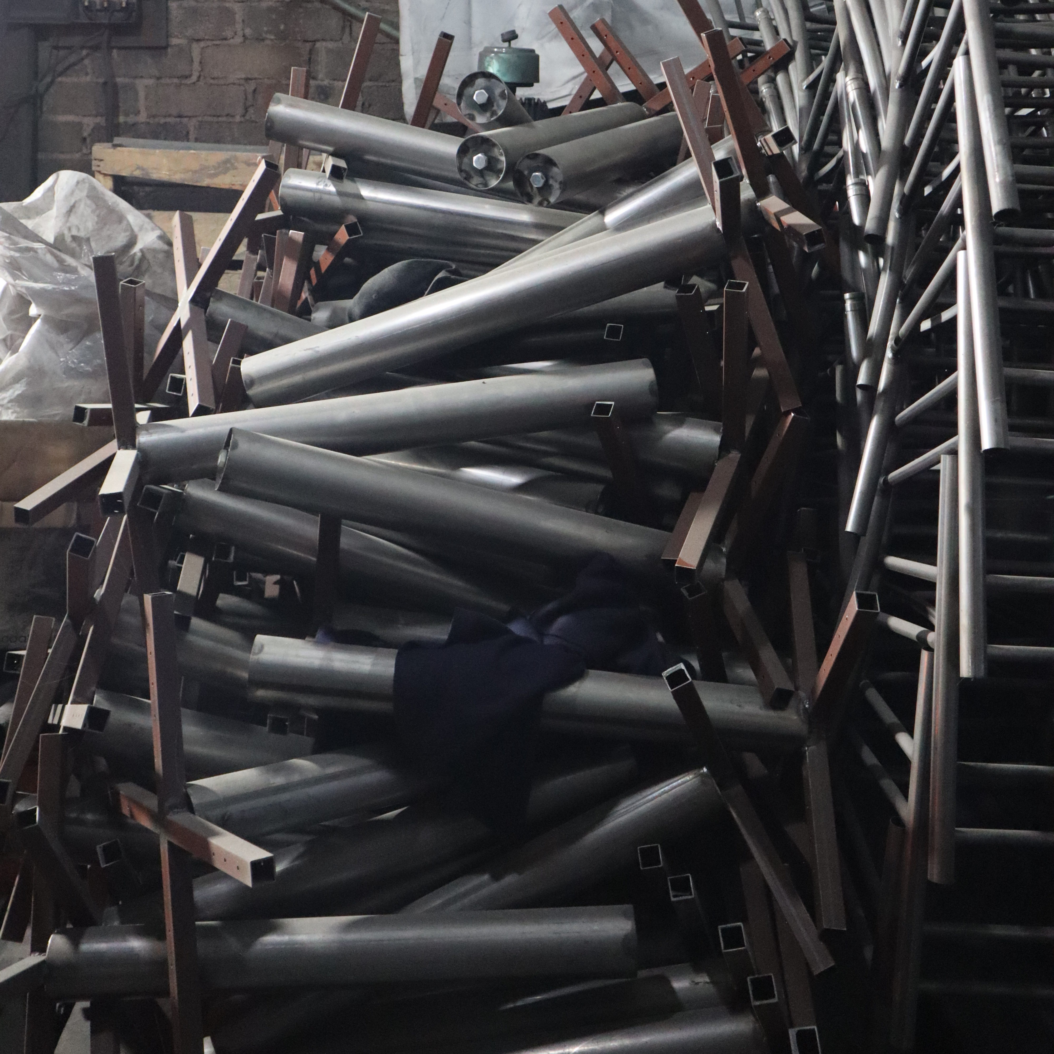 Ingreso de piezas metálicas lijadas antes de pintura electrostática